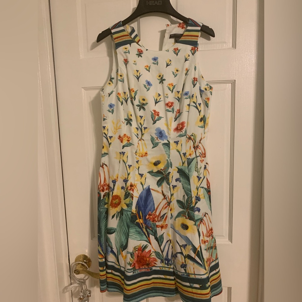 Size 8 Maggy London sleeveless dress